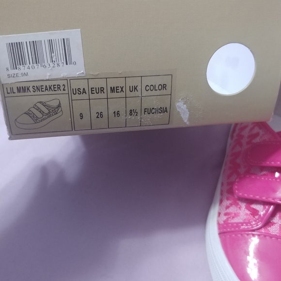 Sneakers - Picture 8 of 9